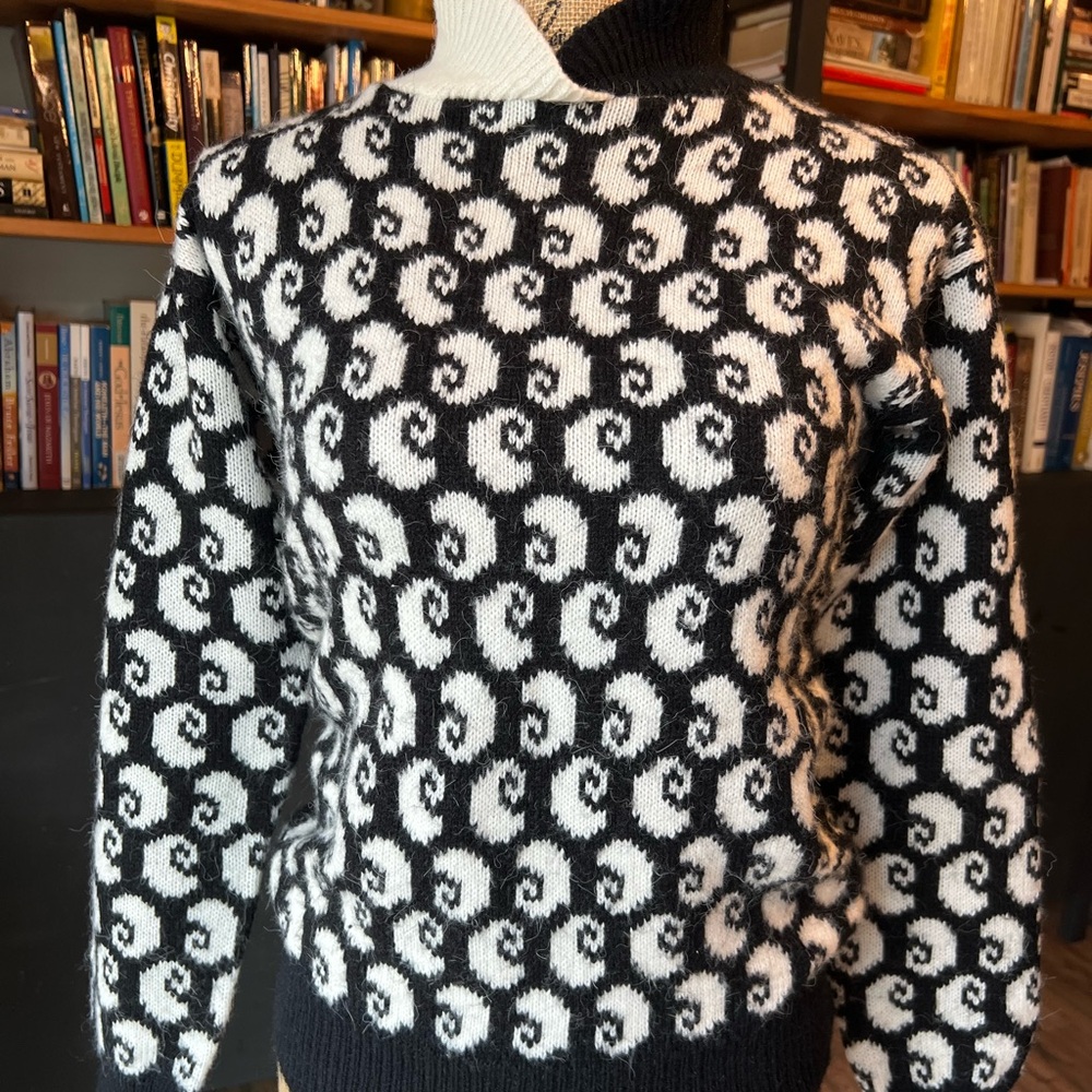 Vino de Casa Black and White Patterned Women's Sweater vintage